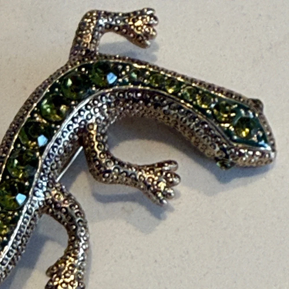 Elegant Green Rhinestone and Gold Lizard Brooch